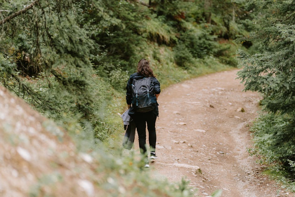 Žena s ruksakom na putu u Banffu